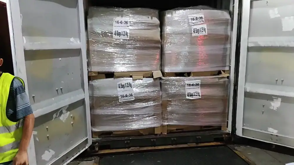 到港后码垛待发的凝胶水溶肥